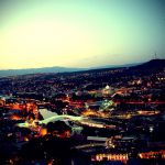 Stadtansicht Tiflis, Georgien: Erhöhung des Kontrastes und der Sättigung, Vignette